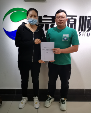 【簽約】恭喜煙臺楊女士成功加盟饈廚-香辣雞架飯項目！