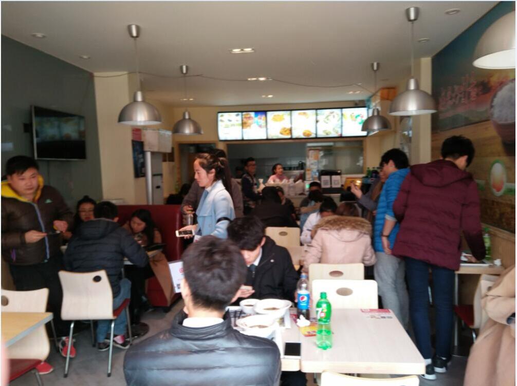 張成榮香辣雞架飯青島店火爆開(kāi)業(yè)，人“滿”為患