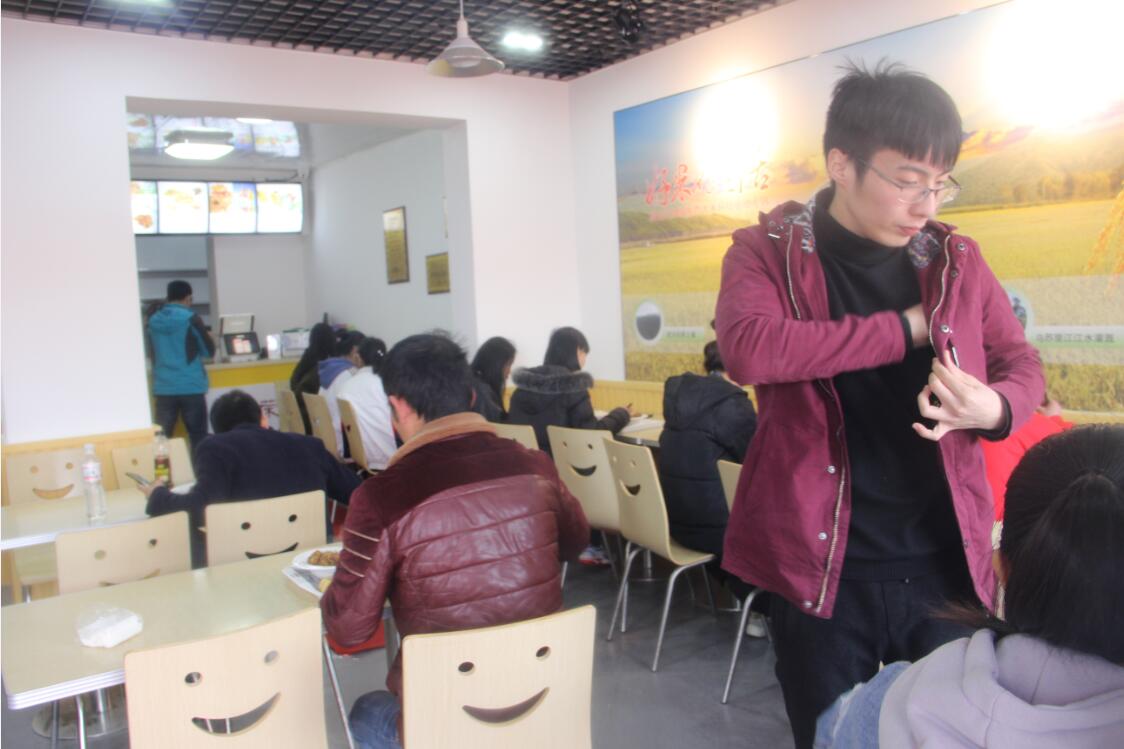 香辣雞架飯?zhí)檬车陜?nèi)爆滿(mǎn)稱(chēng)贊不斷