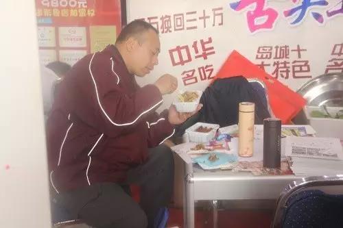 展會(huì)現(xiàn)場大哥用心品嘗香辣雞架飯