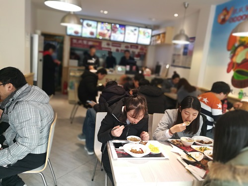 張成榮烤雞架兄弟產(chǎn)業(yè)香辣雞架飯青島延吉路店今日盛大開(kāi)業(yè)啦！