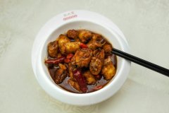 開(kāi)一家張成榮香辣雞架飯加盟費(fèi)要多少錢(qián)?初期大約需要投資多少