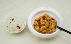 快餐中的實(shí)力品牌，張成榮香辣雞架飯店加盟人氣高