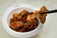 加盟張成榮香辣雞架飯開店無需經(jīng)驗，整店輸出